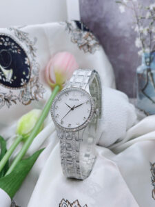 Đồng hồ Bulova nữ đính đá Vỏ trắng mặt xà cừ trắng 32mm 96X145